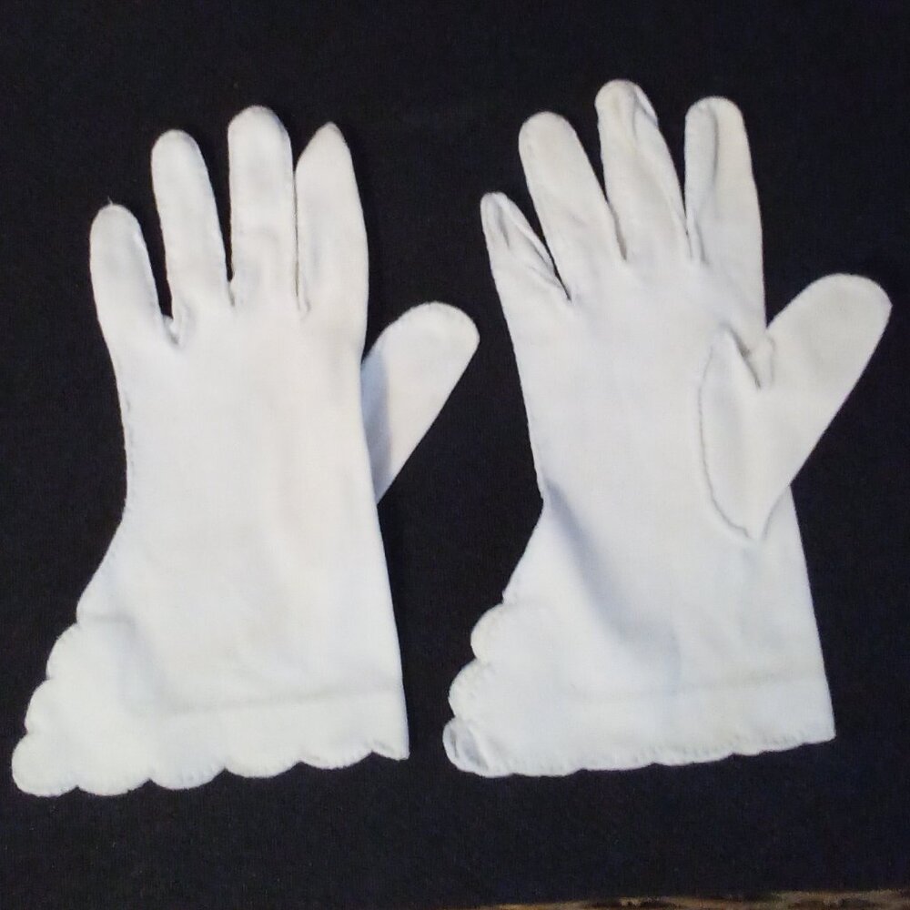 VTG VINTAGE 50's 60's Elegant Handmade White Women's Gloves with Scallop Edge XS